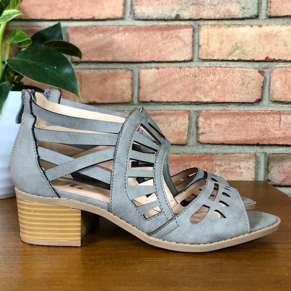 New Journee Collection Dexy Laser Cut Sandal - Picture 3 of 10